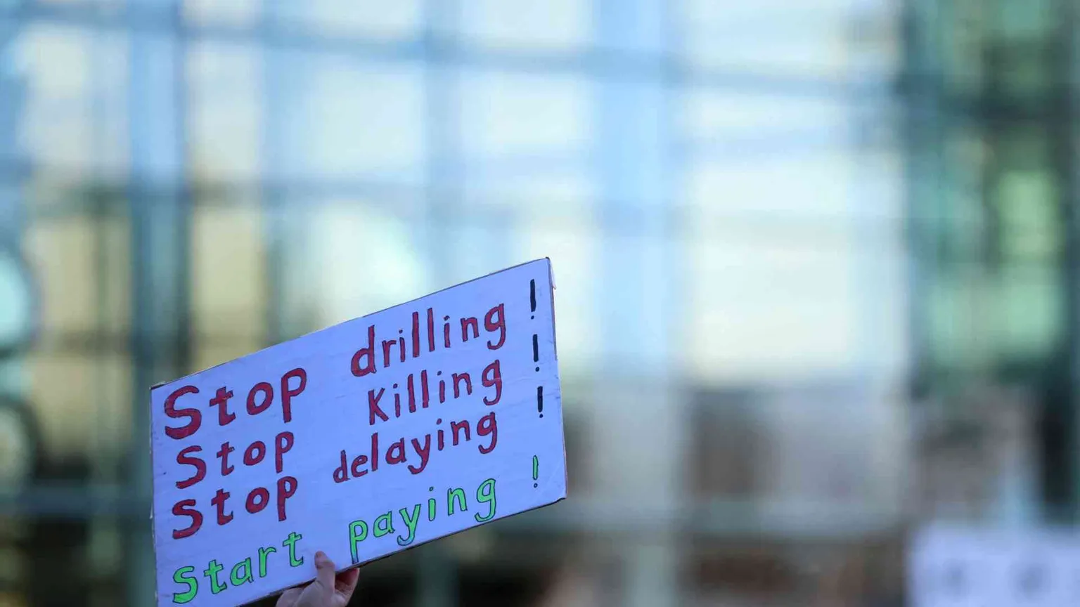 Cop28, alla fine i ricchi pagano i Paesi poveri in balia del clima