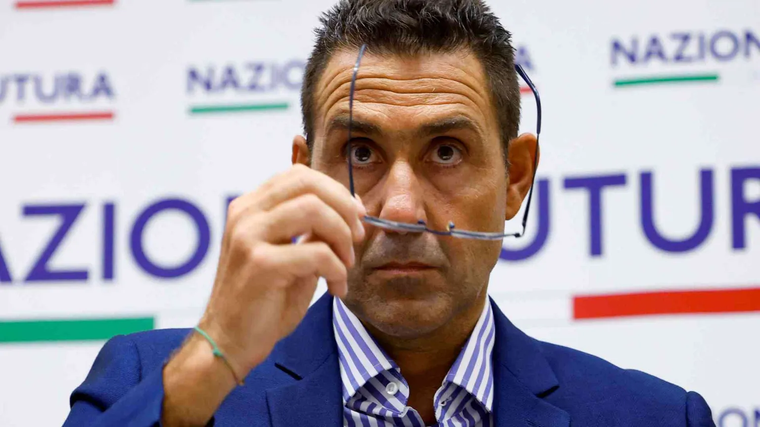 Dopo la nomina arriva l'inchiesta dell'esercito. Lui si mette in licenza