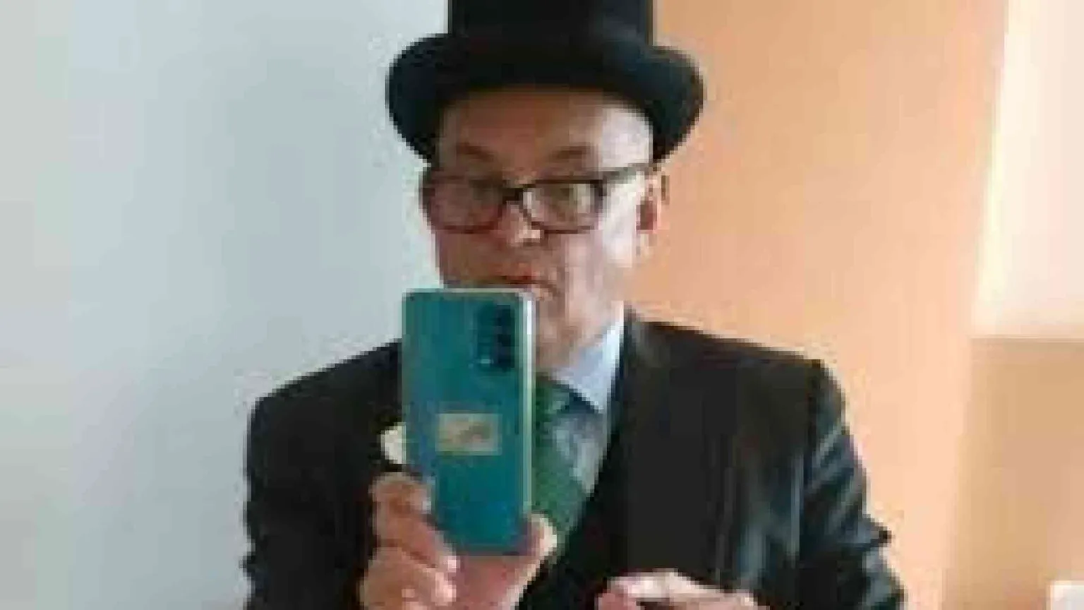 Loggionista grida «Viva l'Italia antifascista» e viene identificato. È polemica