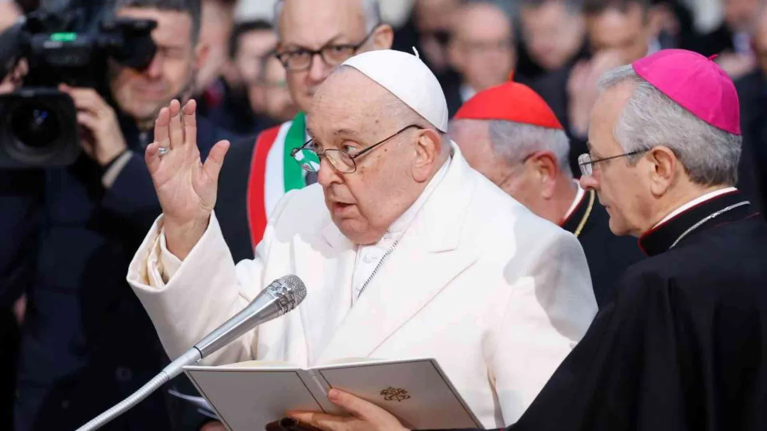 Il Papa prega per la pace e per le donne vittime di violenza