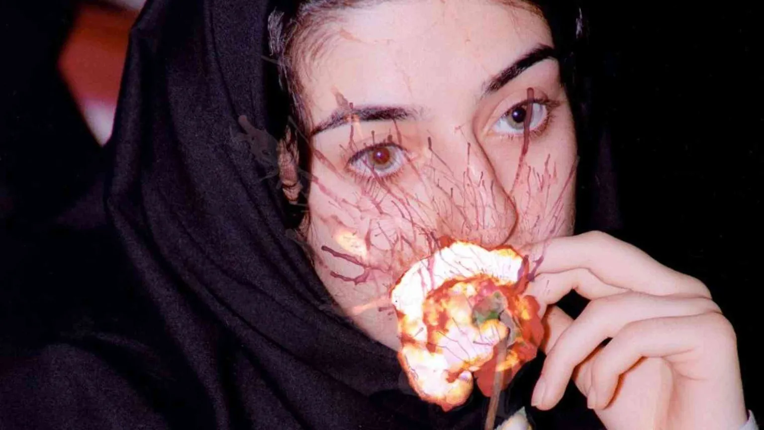 La rosa che profuma di libertà: l’Iran di Newsha Tavakolian