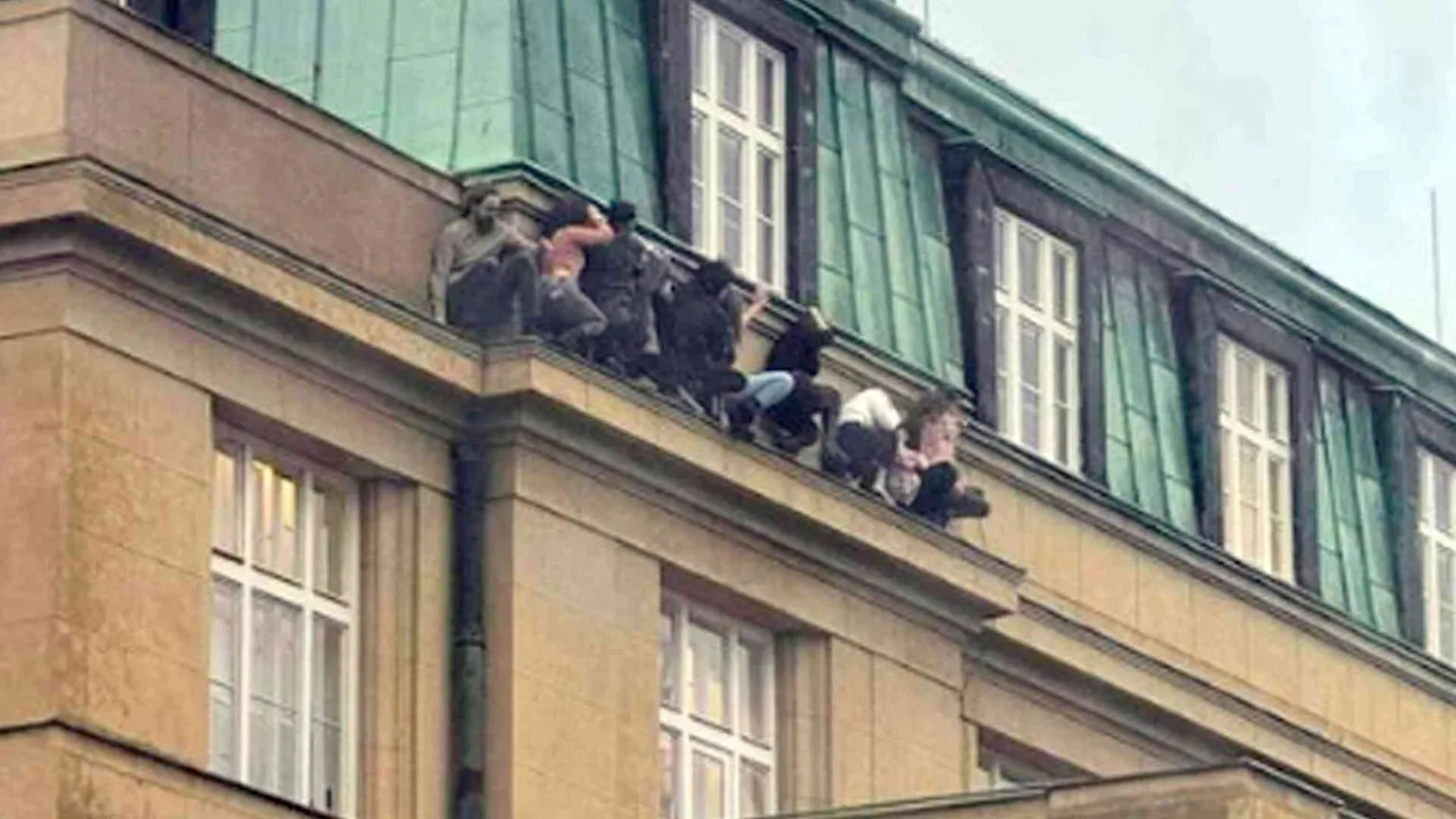 Spara dal tetto dell'Università di Praga, 15 morti e 24 feriti