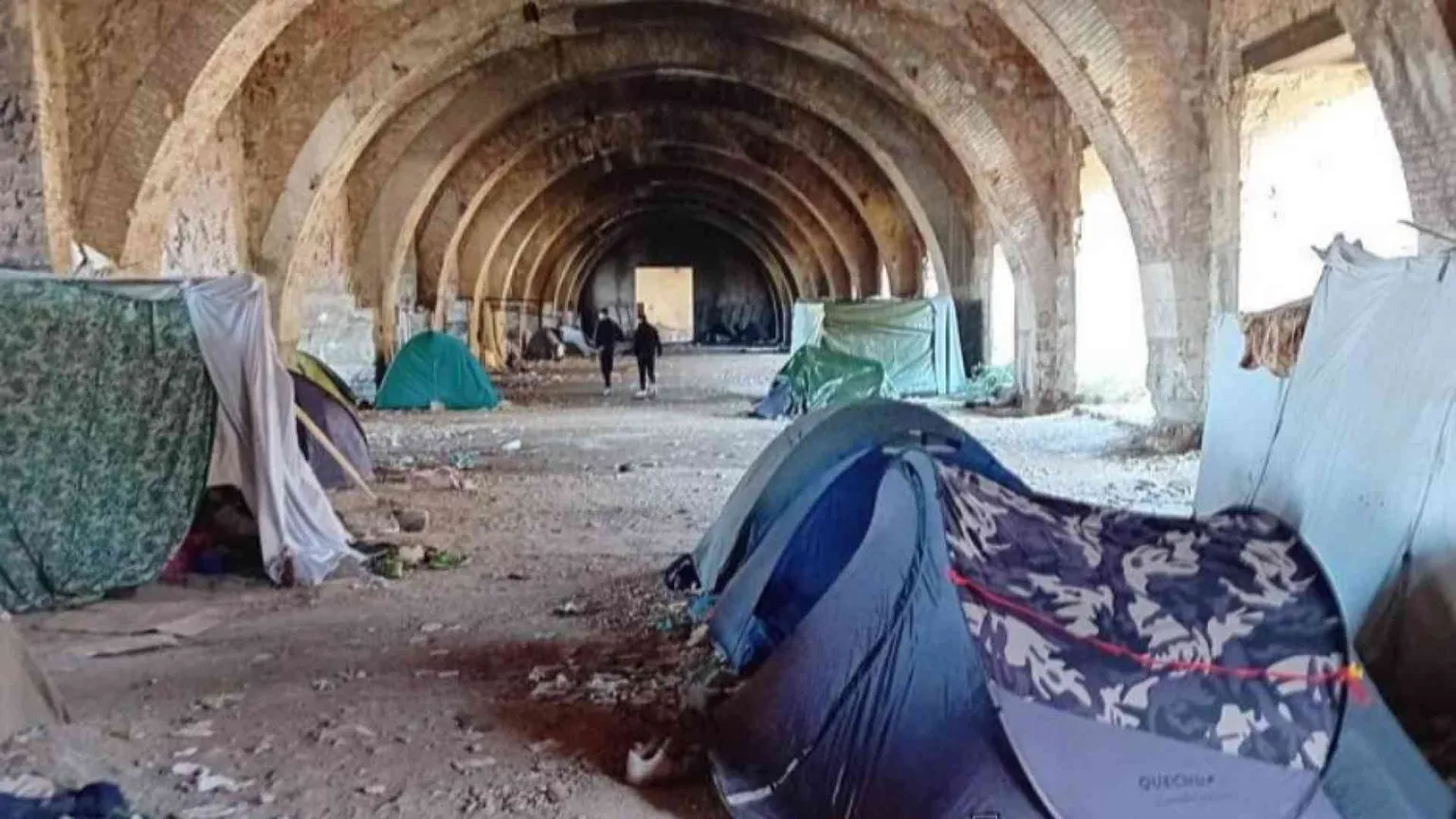 Tra gli “esclusi” dell’accoglienza: le tende nel silos e i trasferimenti