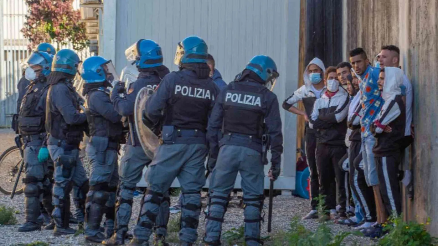 Fughe, rivolte e suicidi: il limbo dei migranti è a Gradisca