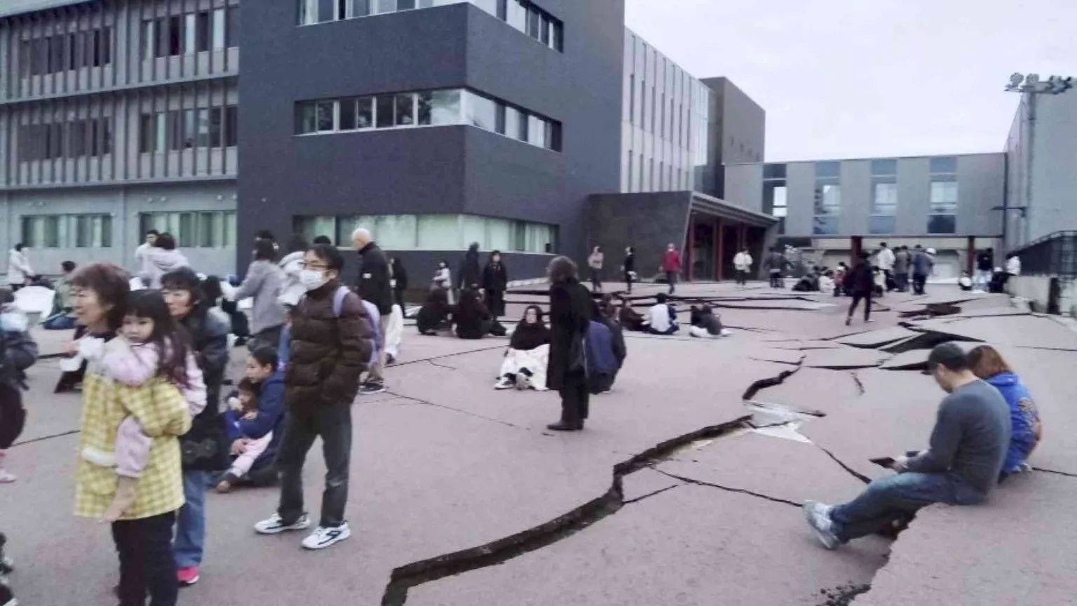 Il Giappone resiste alla scossa di 7.6 gradi Richter, ma le vittime salgono a 48