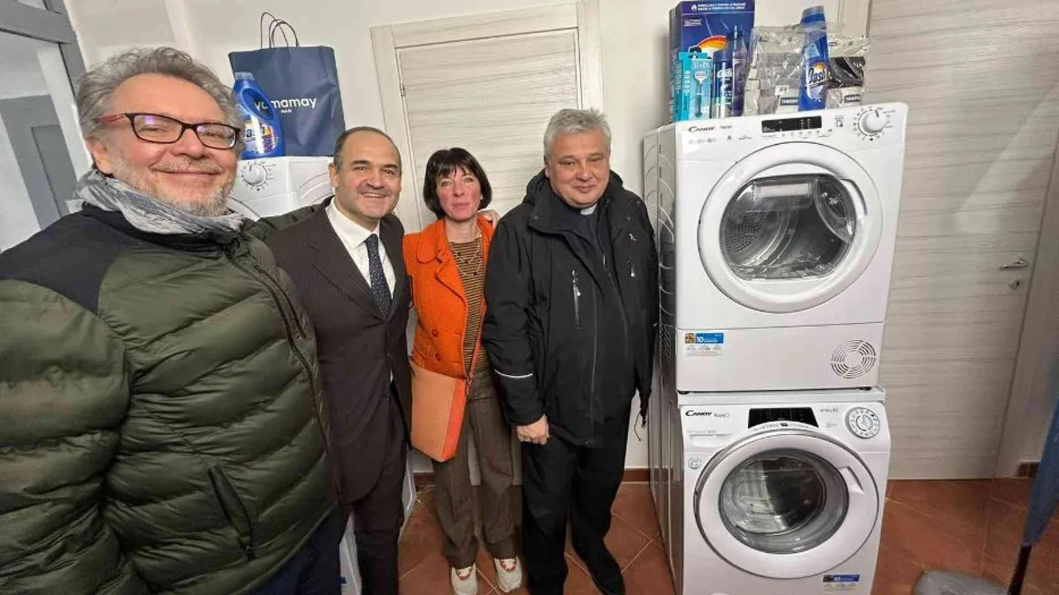 A Napoli la “lavanderia del Papa”. Krajewski: «Il volto della misericordia»