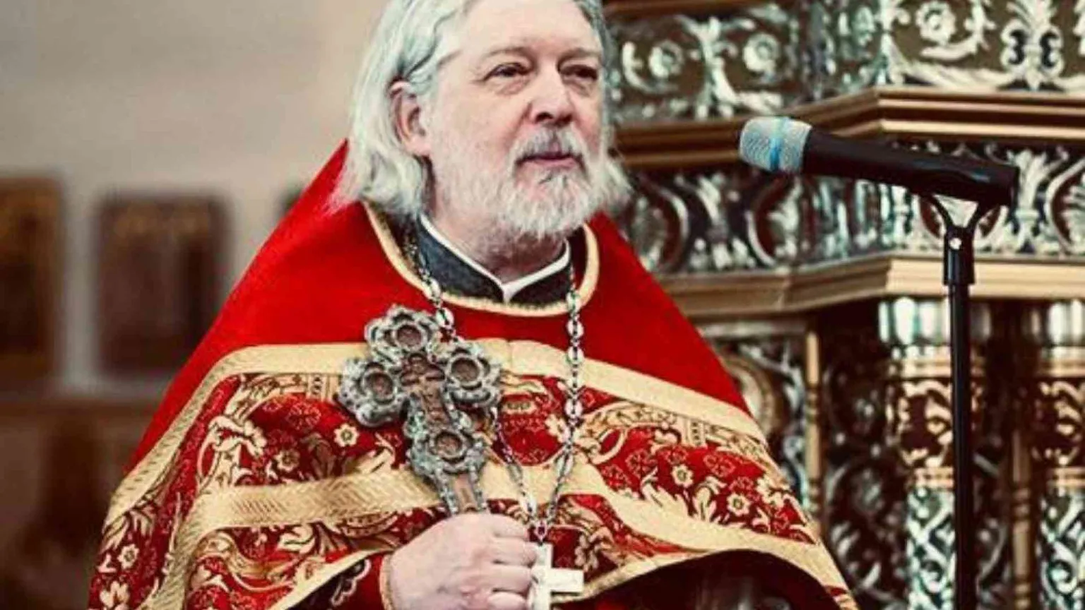 Chi è il sacerdote che sfida Putin. Già 8mila russi mobilitati per difenderlo