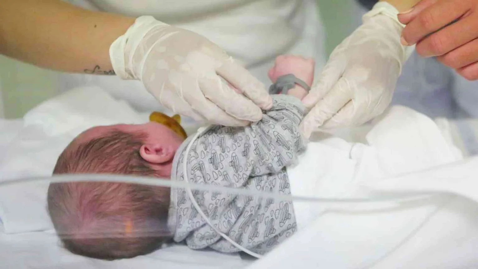 Neonato gettato in un cassonetto dei rifiuti, salvato da un operaio