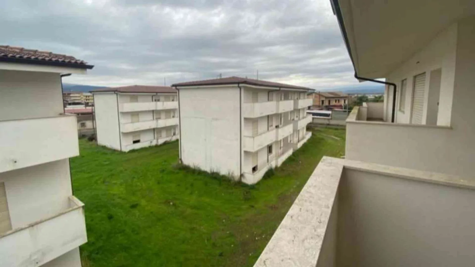 La beffa del villaggio milionario inutilizzato. E i braccianti nelle baracche