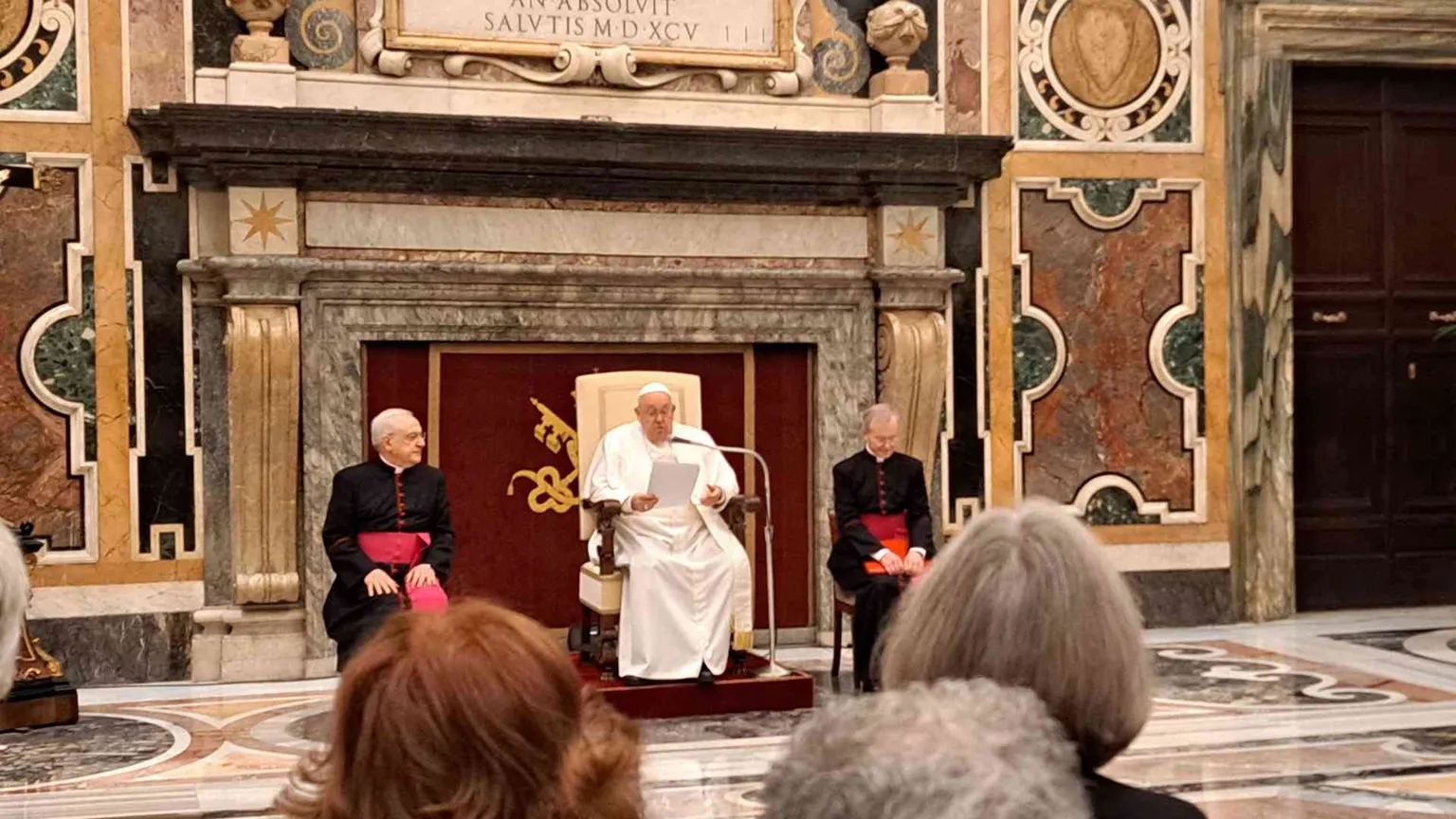 Il Papa ai vaticanisti: «Giornalismo è vocazione, grazie per vostro lavoro»