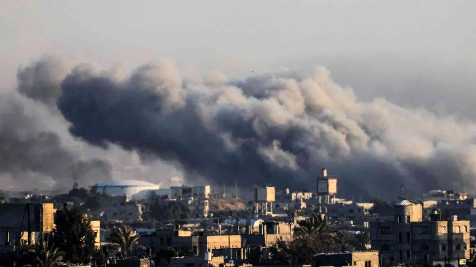 Raid contro gli Houthi da Usa e Gb. Israele: accerchiata Khan Yunis