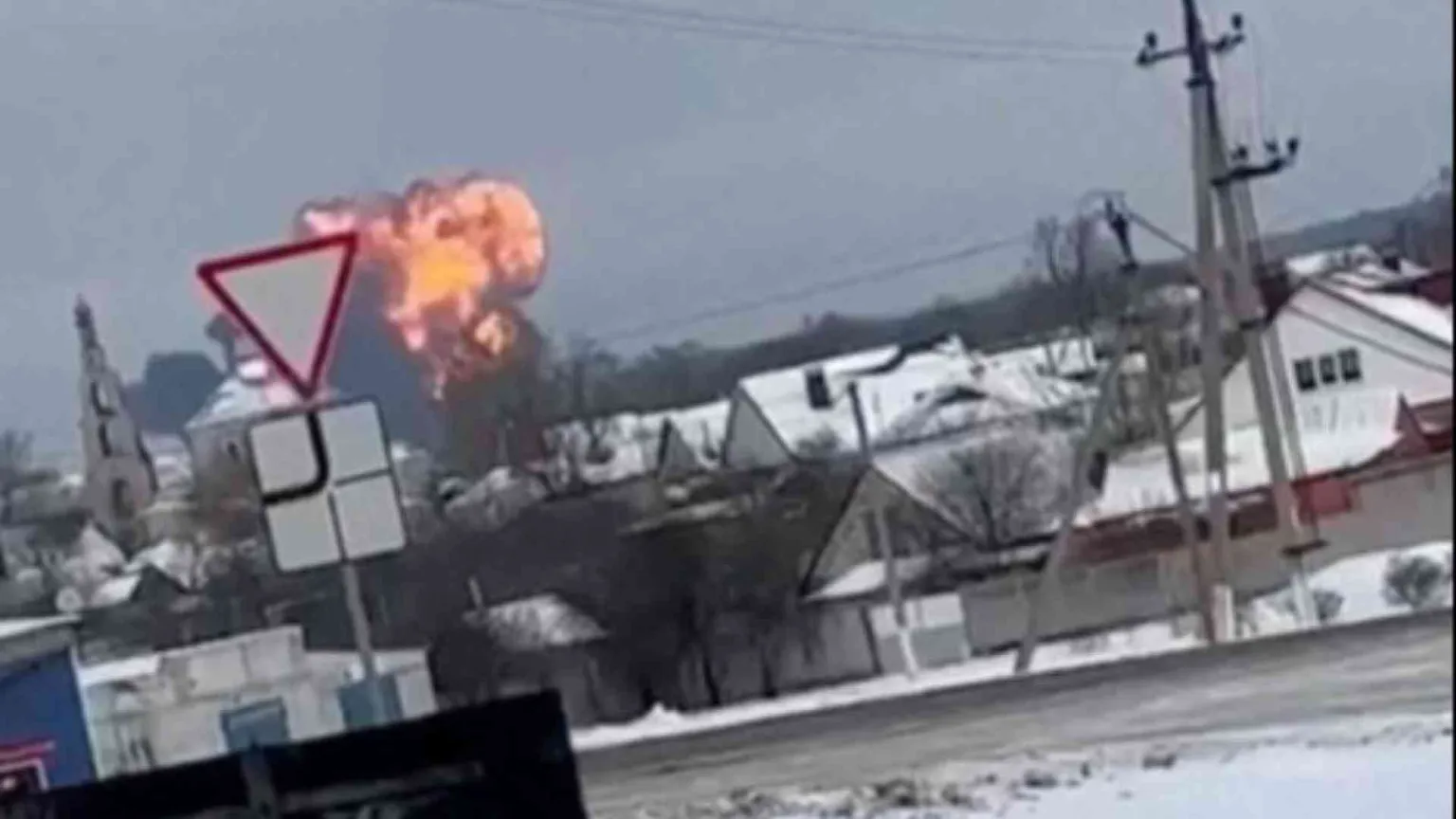 Cade aereo militare in Russia. Kiev: «Portava missili». «No, 65 prigionieri»