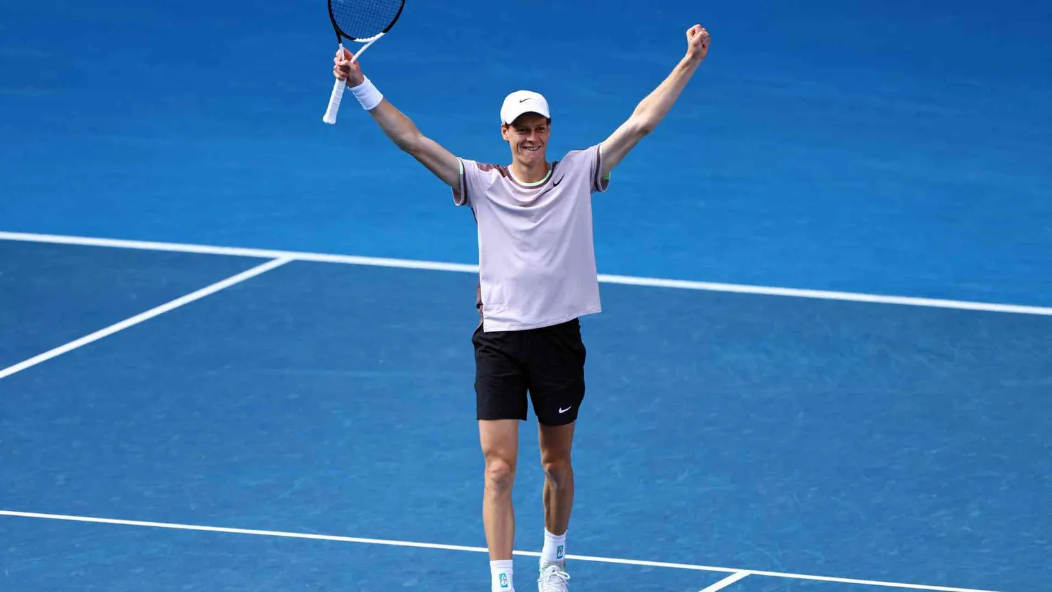 Sinner, storica vittoria su Djokovic. Prima finale di uno Slam