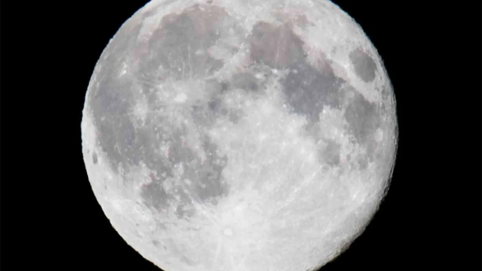 La Luna si sta restringendo