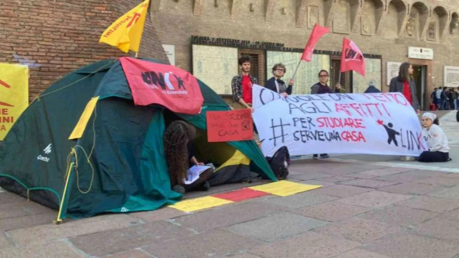 Studentati diffusi e notti sospese: il popolo delle tende nove mesi dopo