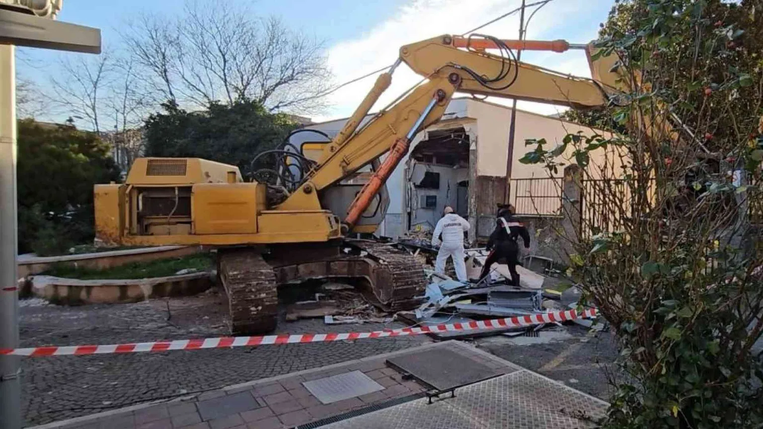 Assalto all'ufficio postale con una ruspa nel Foggiano