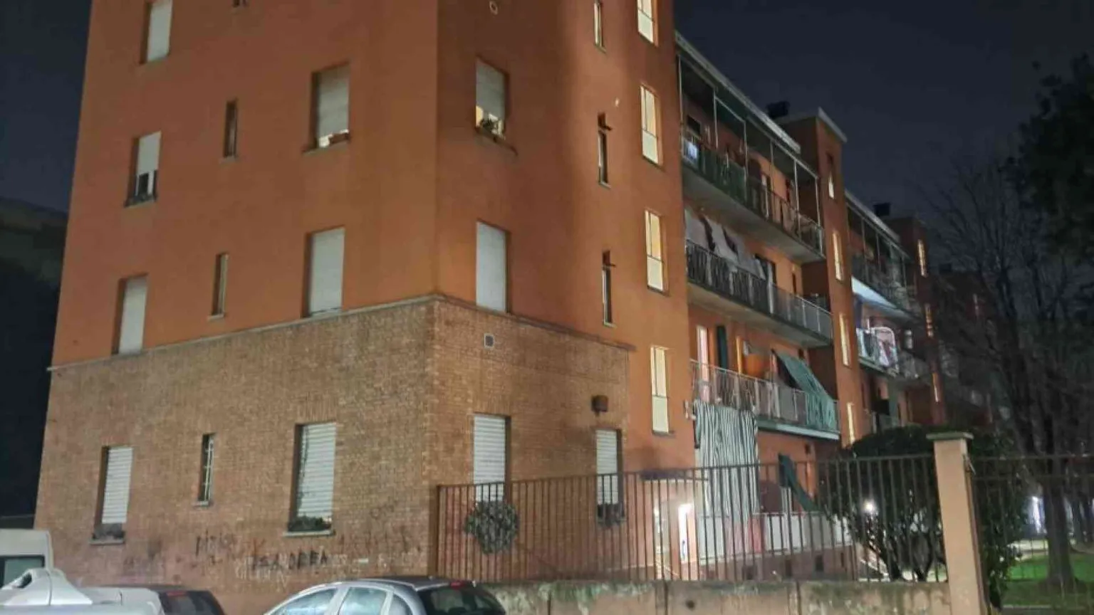 Neonato abbandonato in un androne. «Sua madre è morta, non posso occuparmene»