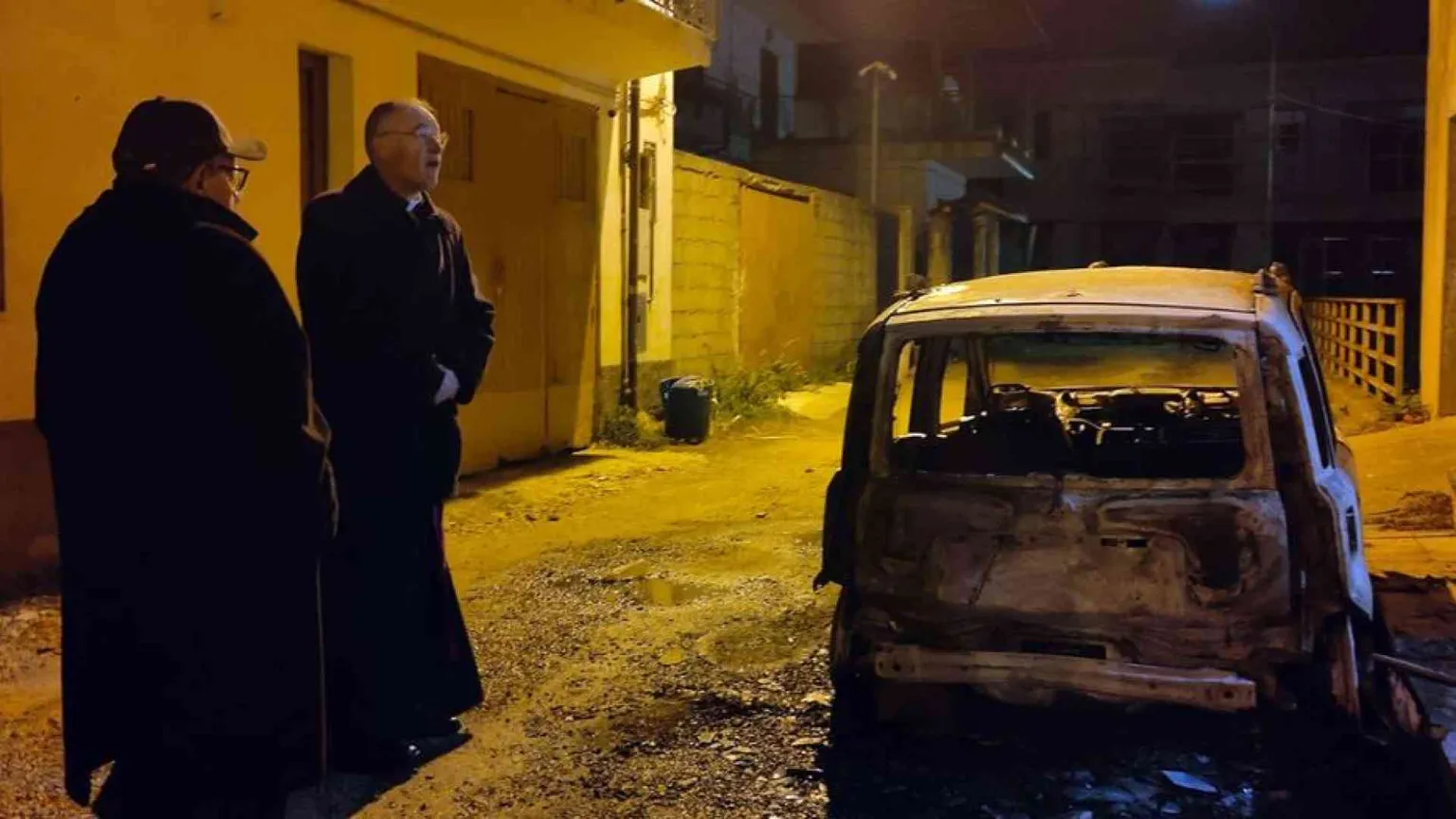 Incendiata l'auto del parroco aggredito il 15 gennaio