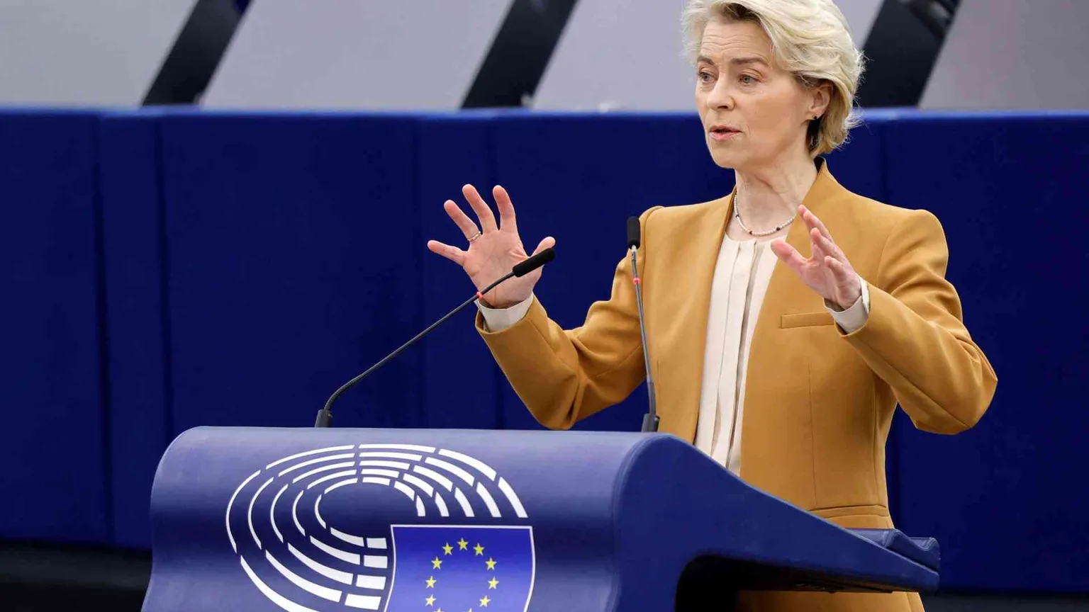 La prima resa ai trattori: Von der Leyen ritira la proposta sui pesticidi