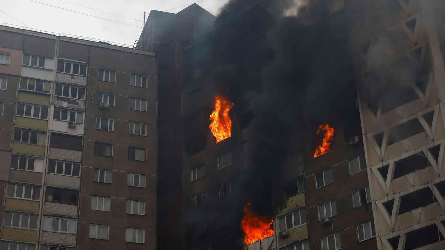 Pioggia di missili russi sull'Ucraina, uno anche sulla Polonia: tre civili morti