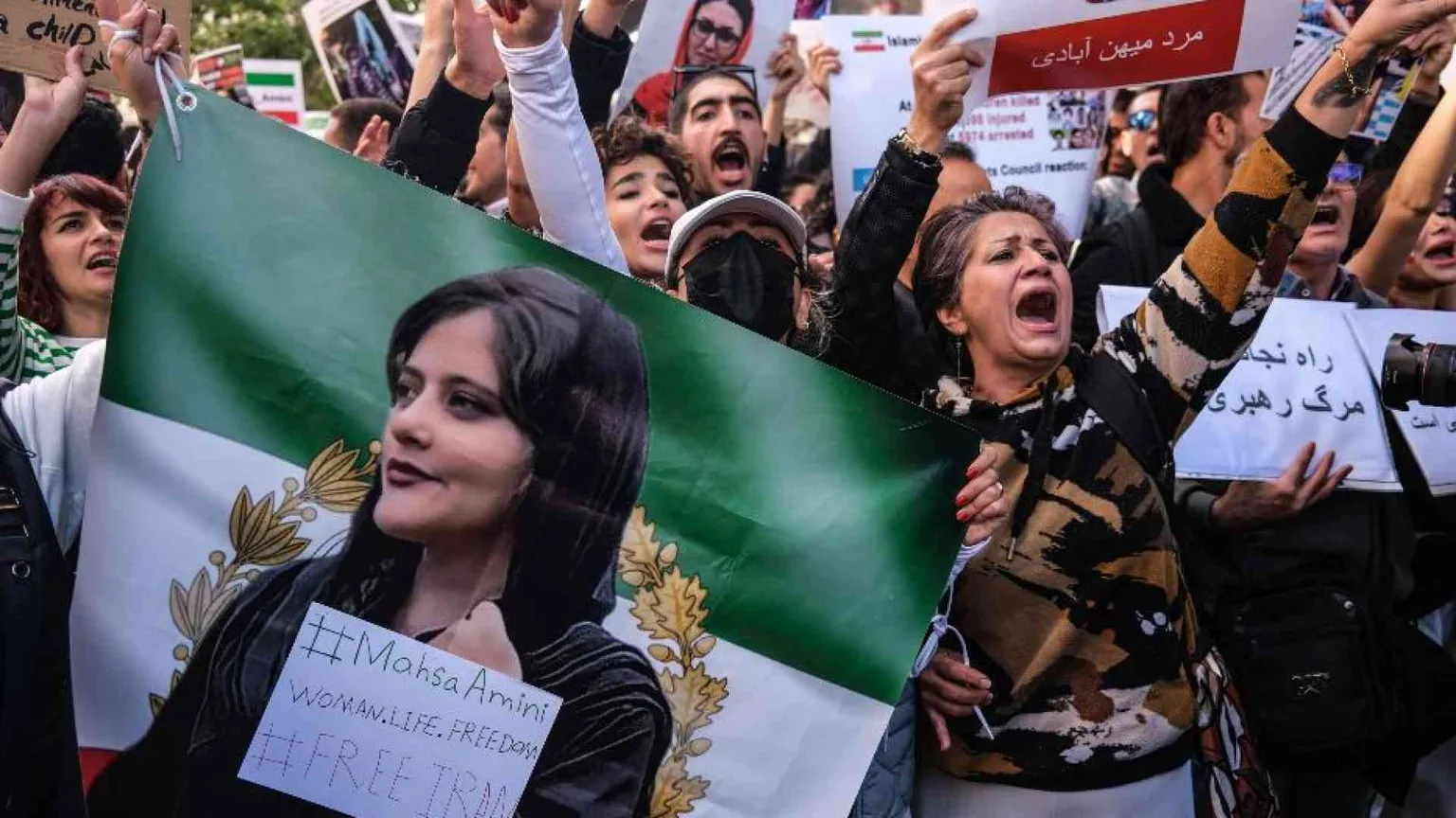 La persecuzione continua: condannato lo zio di Mahsa Amini