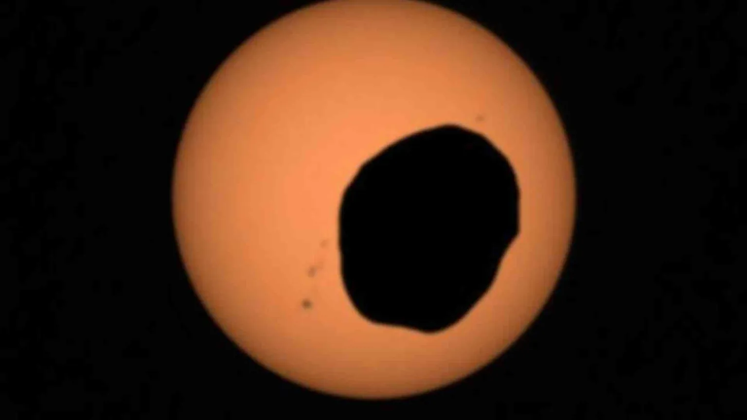 Phobos tra Marte e il Sole, così il rover Perseverance filma l'eclissi