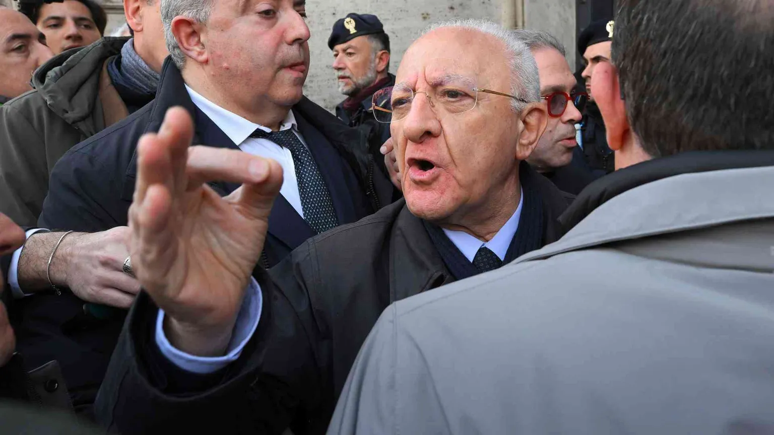 No, la politica degli insulti no