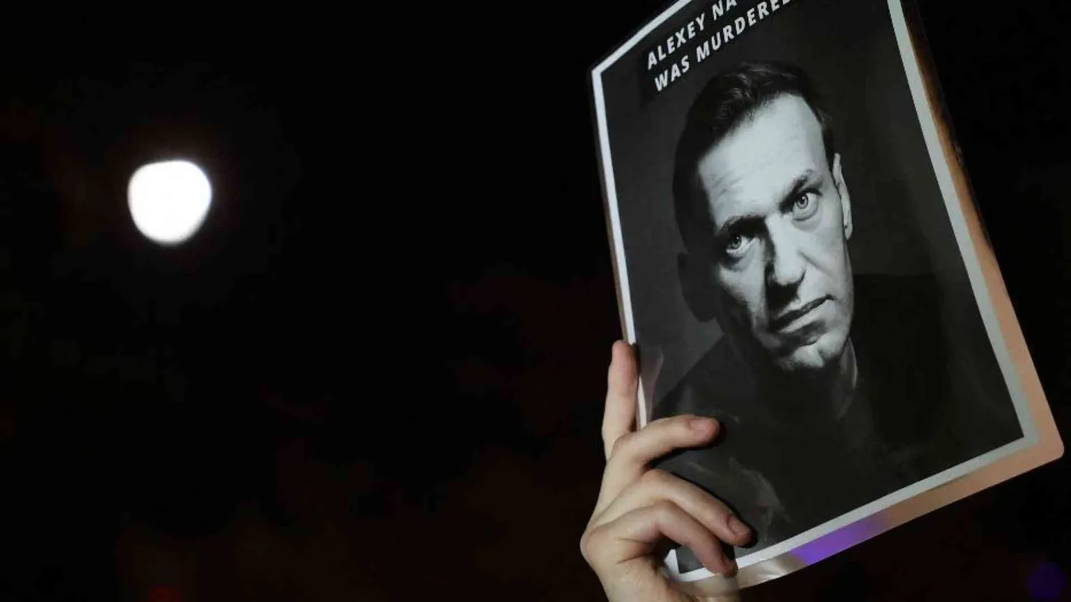 Navalny muore nella prigione di ghiaccio. Biden: «Putin colpevole»