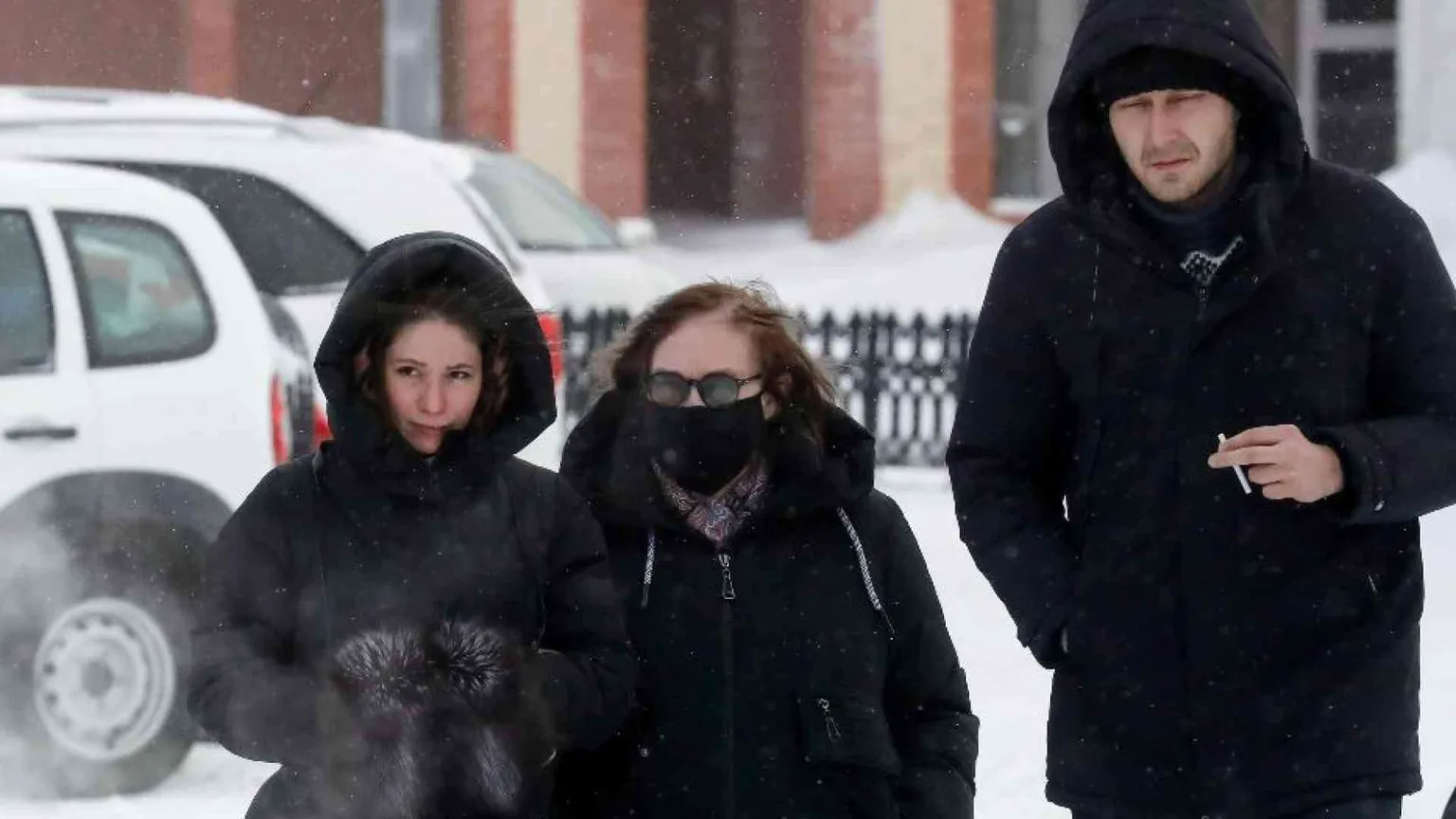 La madre di Navalny: «Ridatemi il suo corpo». Ricercato anche il fratello