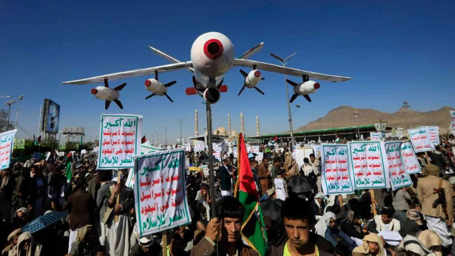 Gli Houthi colpiscono un cargo, marea nera di 30 chilometri