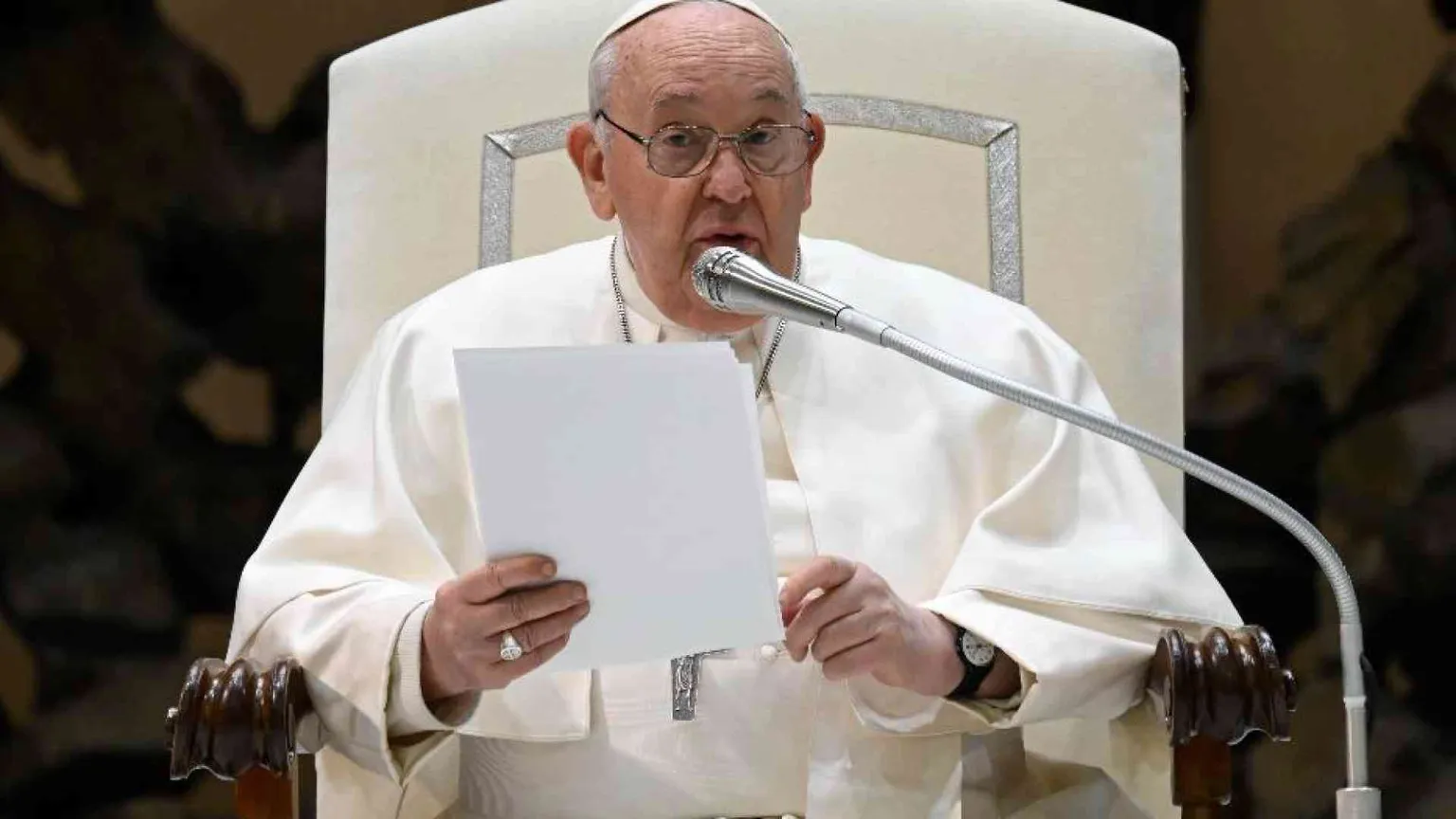 Francesco influenzato, oggi annullate le udienze. Confermato l'Angelus