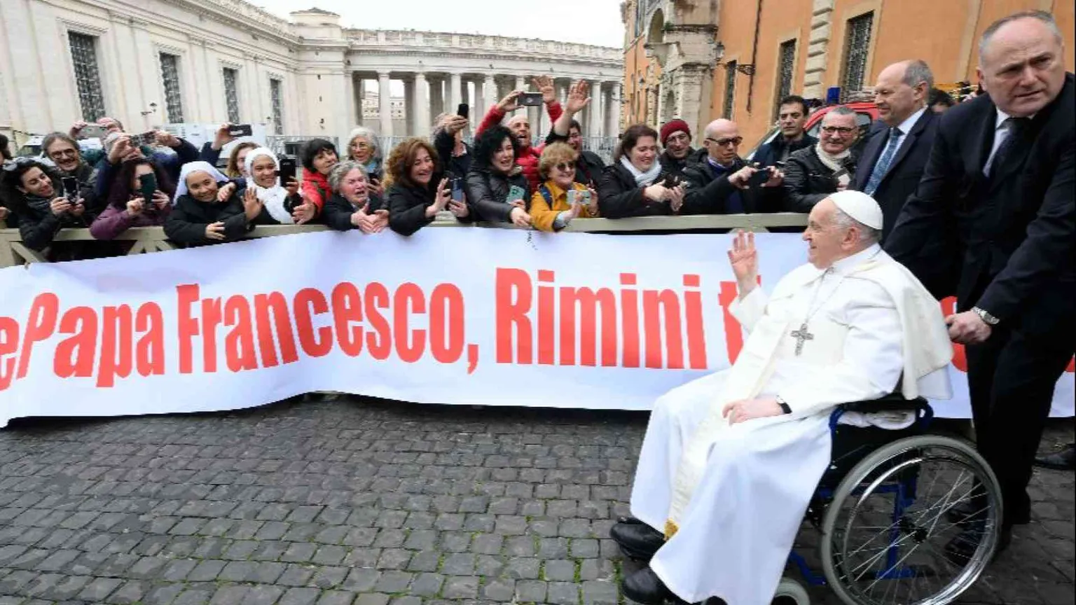 Visita lampo in ospedale. Come sta il Papa
