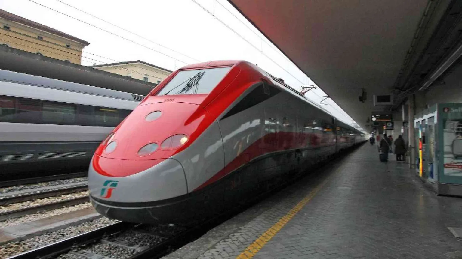 Solo due bagagli sui treni, anzi no. Trenitalia sospende le nuove regole
