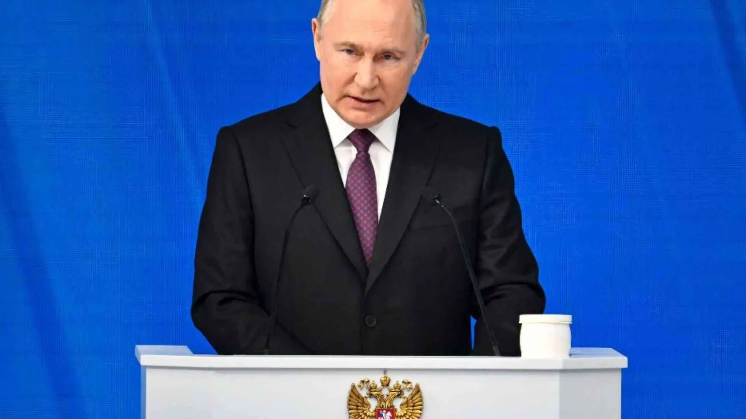 Putin: la Russia non teme nessuno. Fermato il direttore di Novaya Gazeta