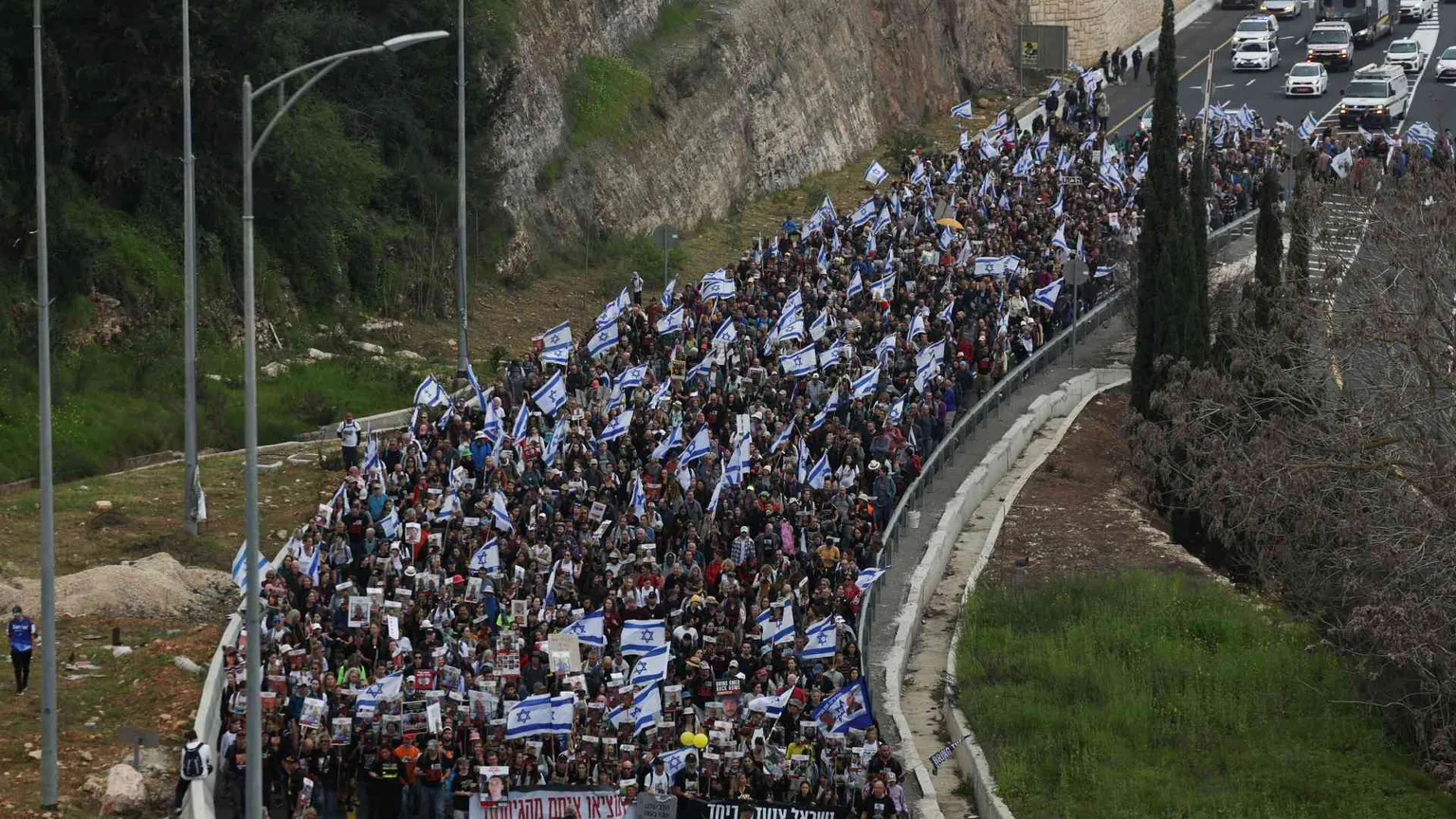 A Gerusalemme in ventimila alla marcia con i familiari dei rapiti
