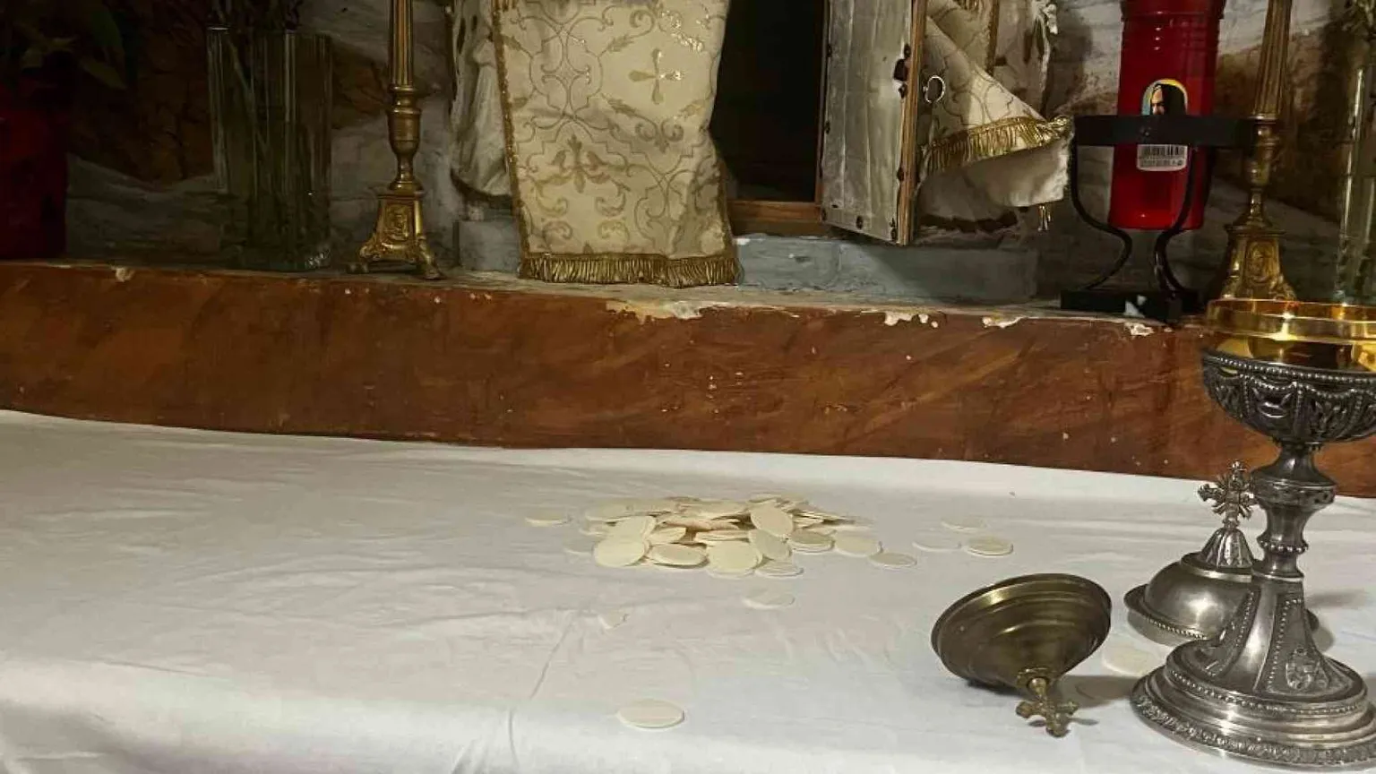 Dopo le minacce, anche le ostie trafugate. Vandali in azione nella Locride