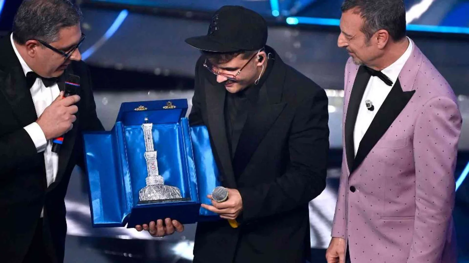 Geolier porta il premio di Sanremo sulla tomba dell'amico scomparso