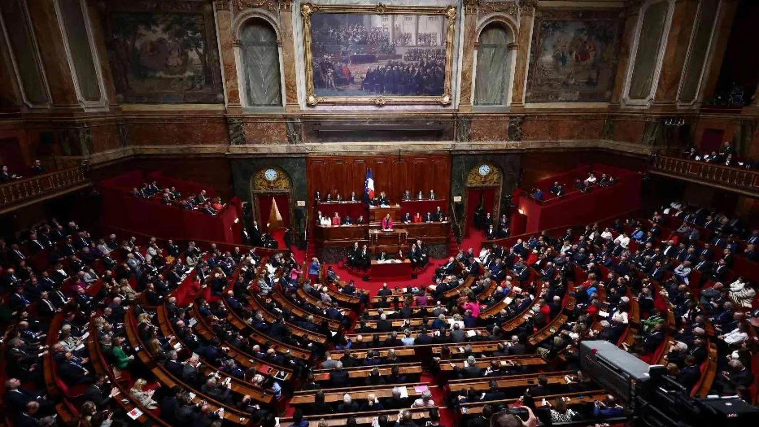 L’orgoglio francese: «Siamo faro dell’umanità». Partiti allineati