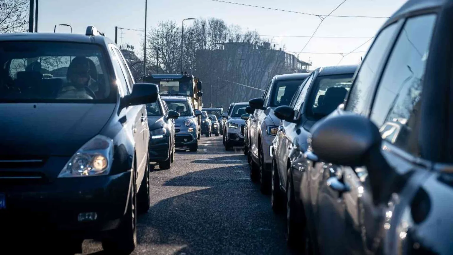 I pendolari ostaggio delle auto perché nelle città mancano alternative