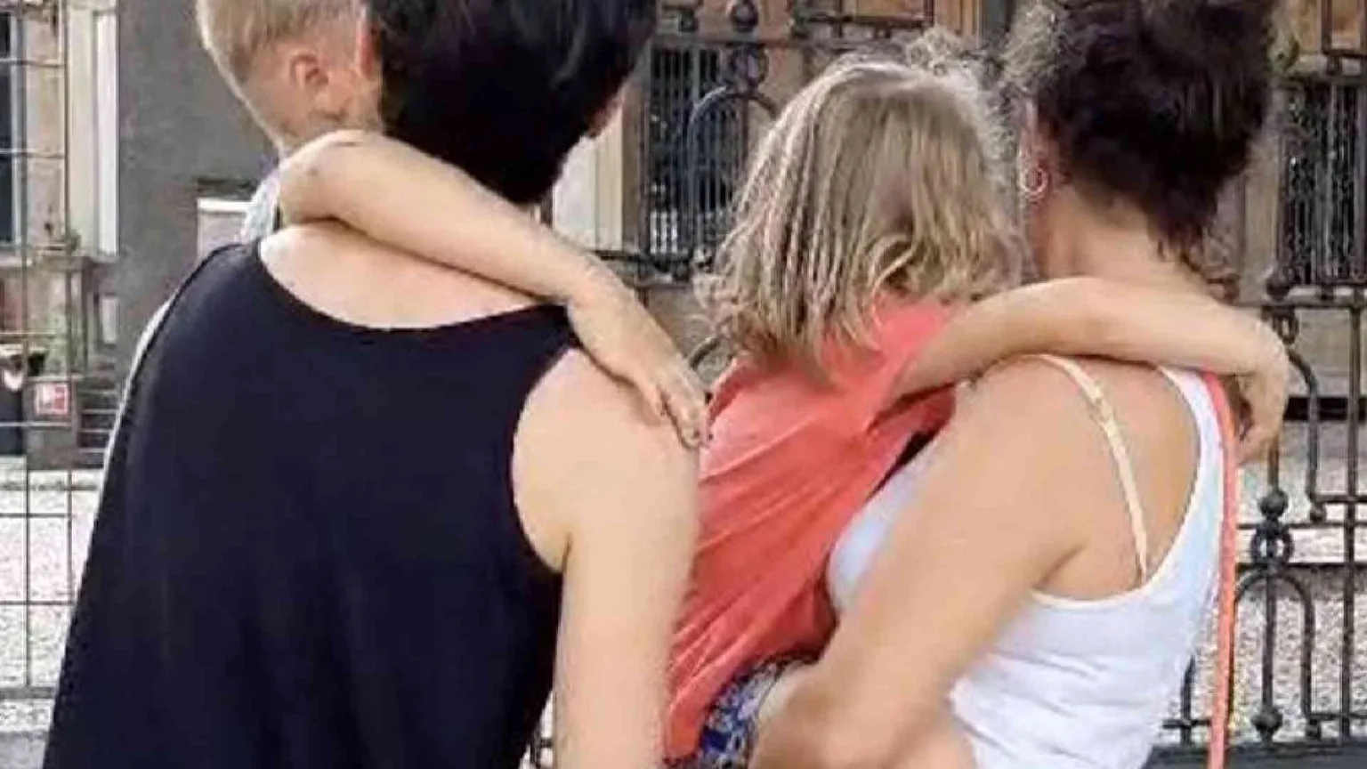Esistono “due mamme”? Si manipolano le parole, e la realtà scompare