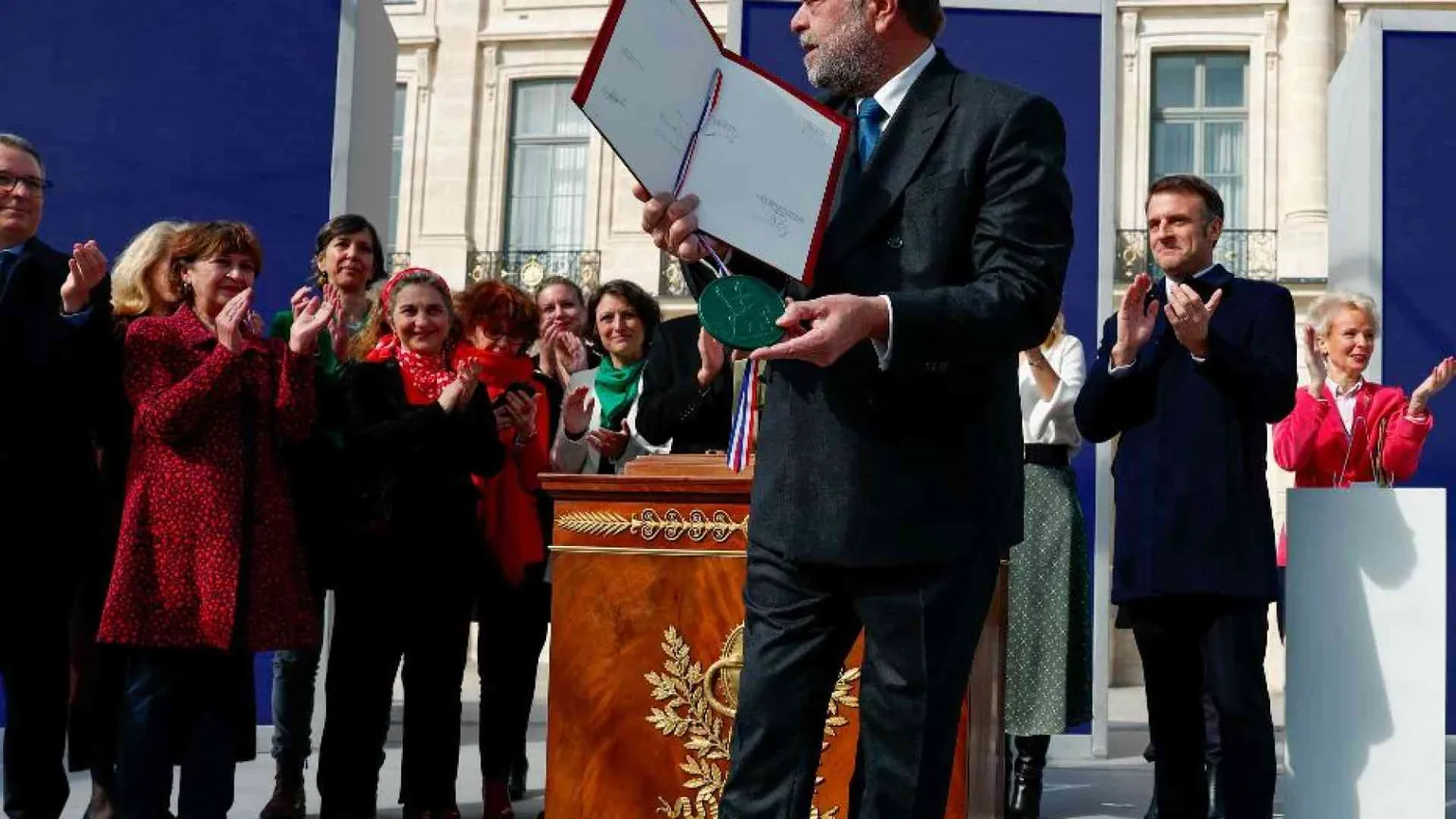 Perché l’Eliseo insegue le sirene libertarie. E punta su aborto e fine vita