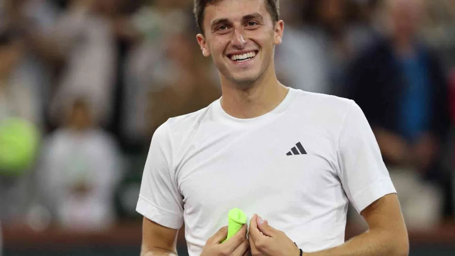 Il trionfo a sorpresa su Djokovic e il modello Sinner: chi è Luca Nardi