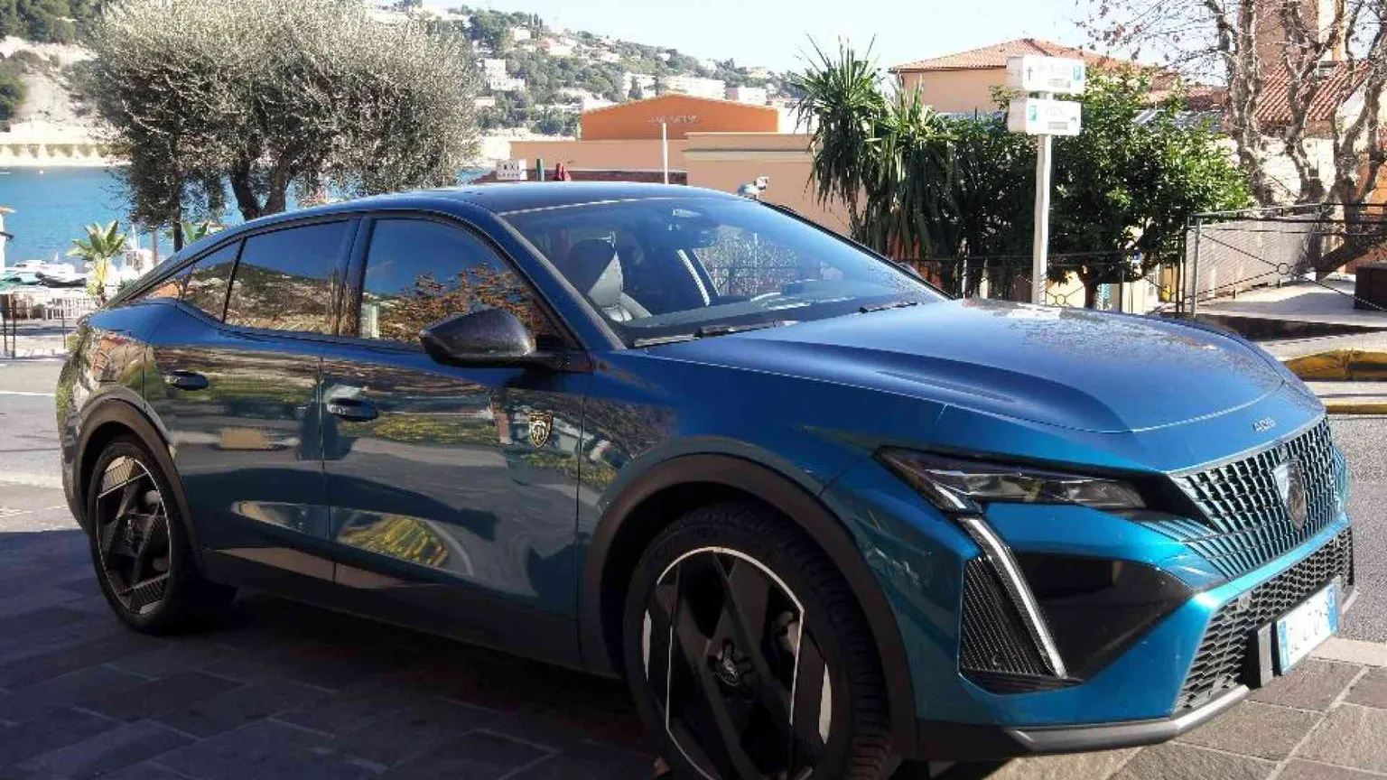 Con Peugeot 408 GT, una sfilata di design in Costa Azzurra