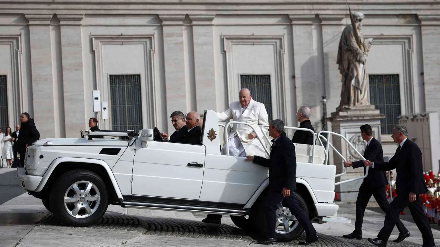 Il Papa: tanti giovani morti in guerra. Mondo deformato, praticare virtù