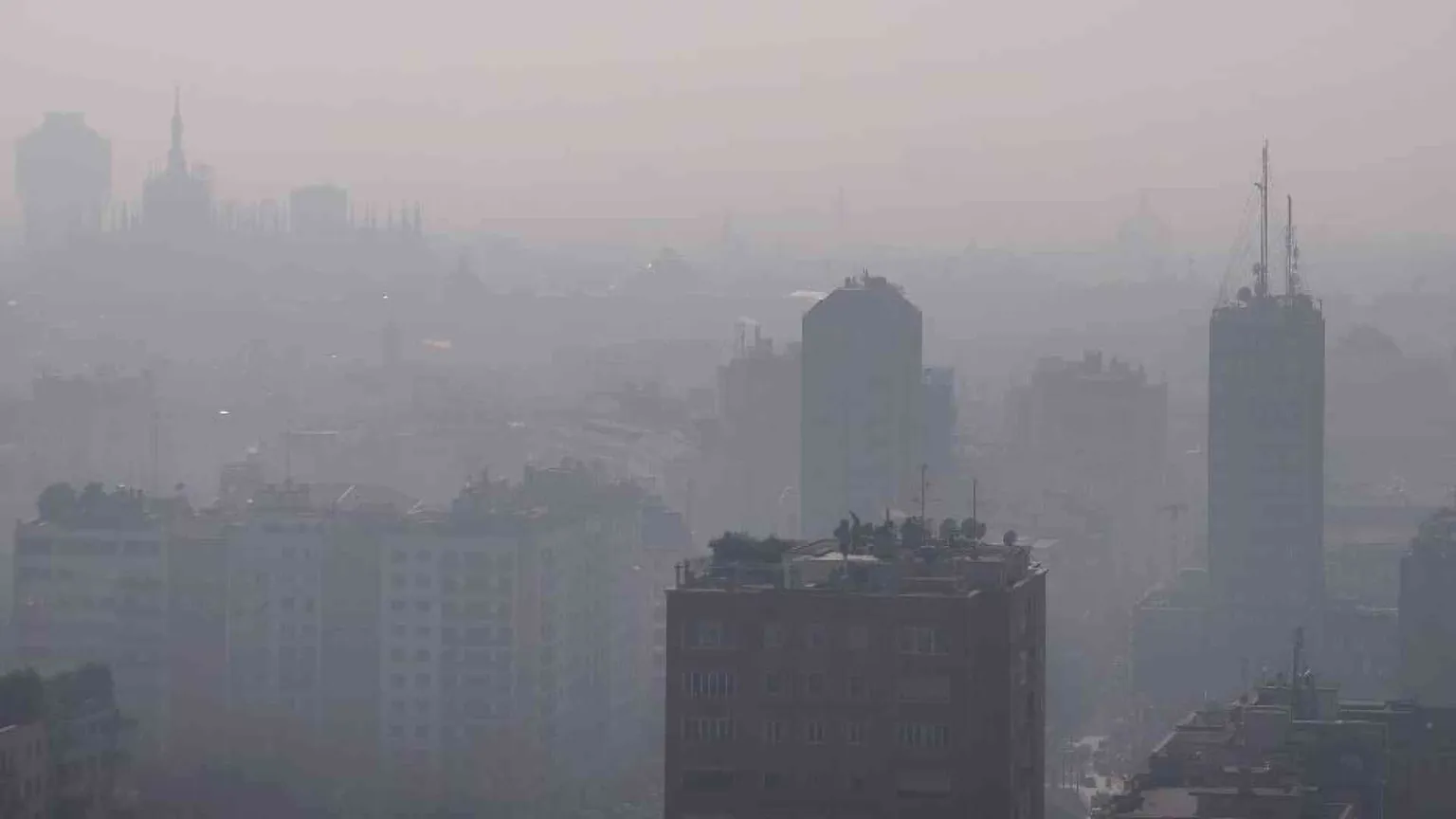 Milano e quel record di aria inquinata. Ma non ci paralizzi l'infodemia