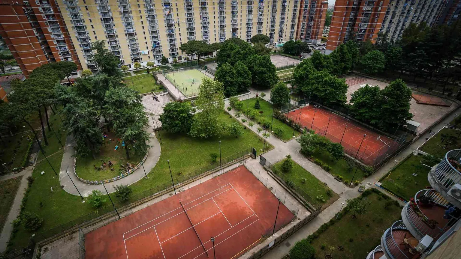 Botte tra mamme a Scampia. E i bambini stanno a guardare