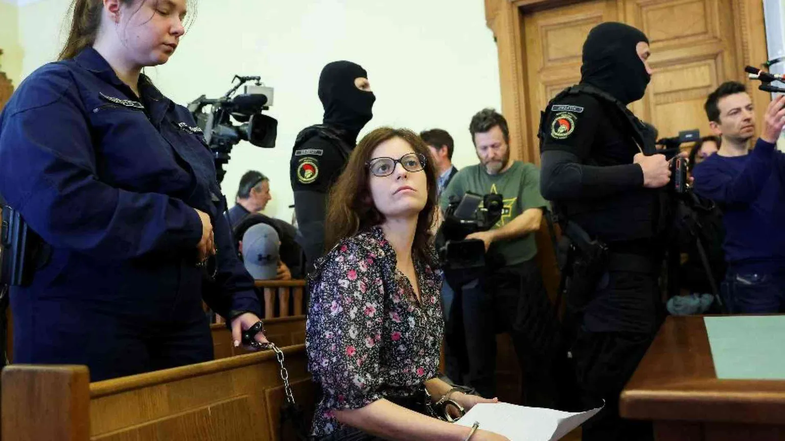 Ilaria Salis resta ai domiciliari. In aula di nuovo con manette e catene