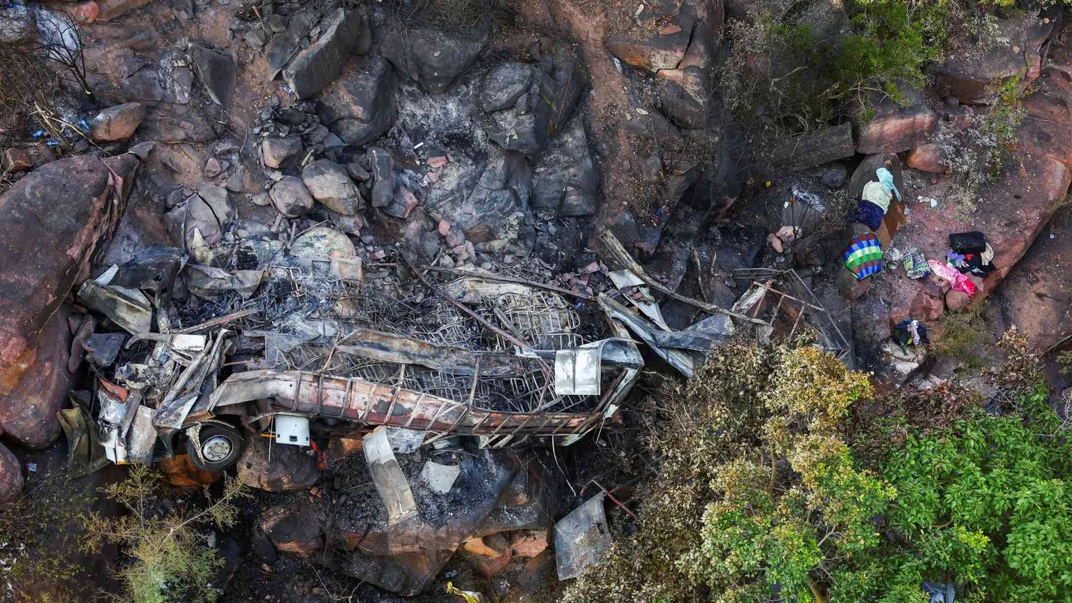Bus di pellegrini precipita in un burrone e va fuoco: 45 morti