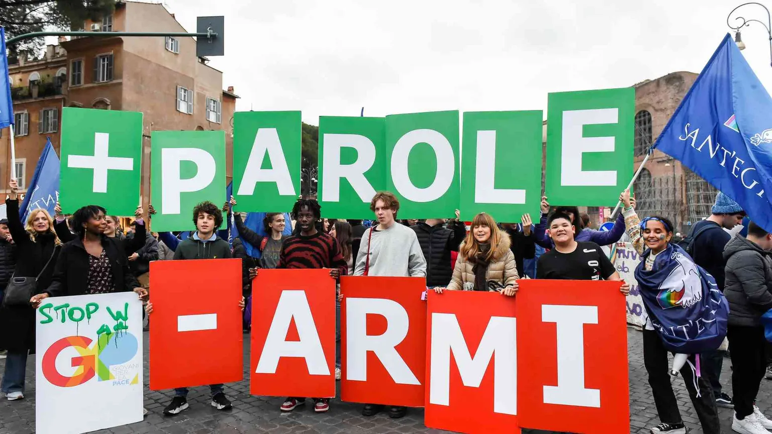 Bandiere bianche di pace e corpi civili. «Si apra il negoziato»