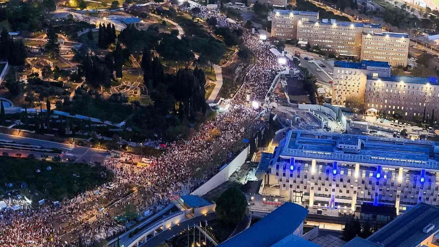 Il popolo anti-Netanyahu conquista Gerusalemme: in 100mila per le dimissioni